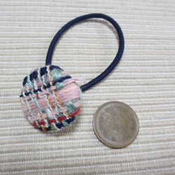 手織り布で作ったくるみボタンのヘアゴム　02 3枚目の画像