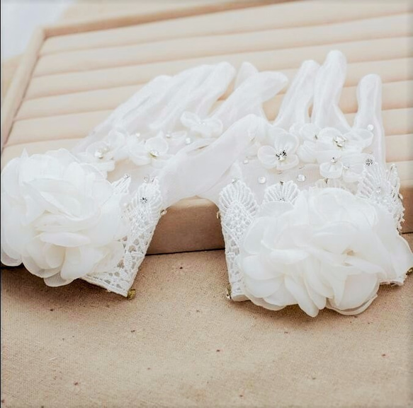 高級ブライダルグローブ・メルヘン手袋・甘美で清楚な立体感あふれる指先まで美しく・ギフトラッピング 3枚目の画像