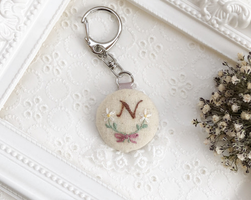 送料無料* イニシャル お花 刺繍 キーホルダー チャーム 雑貨