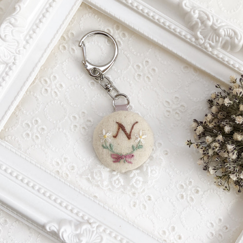 送料無料* イニシャル お花 刺繍 キーホルダー チャーム 雑貨