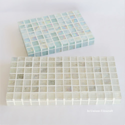 【K様オーダー品・サイズ変更】透き通ったクリア・水色カラー ガラスタイルのディスプレイトレイ2個 1枚目の画像