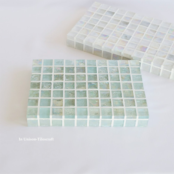 【K様オーダー品・サイズ変更】透き通ったクリア・水色カラー ガラスタイルのディスプレイトレイ2個 5枚目の画像