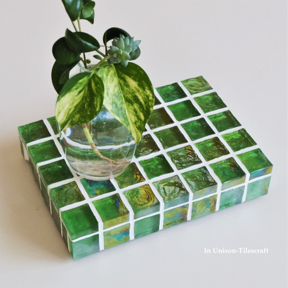 グリーン ガラスモザイクタイルのディスプレイトレイ（飾り台・小物置き）mini【受注制作】 2枚目の画像