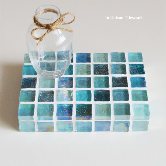 ラメ入りスカイブルーMix ガラスモザイクタイルのディスプレイトレイ（小物置き）mini【受注制作】 1枚目の画像