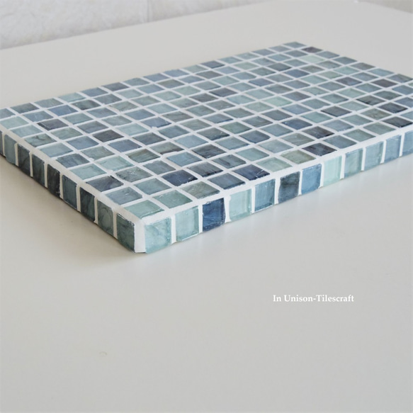 【M様オーダー品・サイズ変更】クリアブルー ガラスモザイクタイルのディスプレイトレイ 3枚目の画像