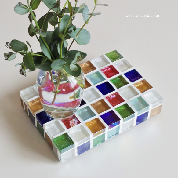 特集掲載☆カラフルMix ガラスモザイクタイルのディスプレイトレイmini（飾り台・小物置き）【受注制作】 2枚目の画像