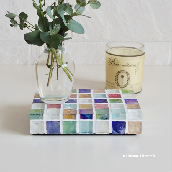 特集掲載☆カラフルMix ガラスモザイクタイルのディスプレイトレイmini（飾り台・小物置き）【受注制作】 3枚目の画像