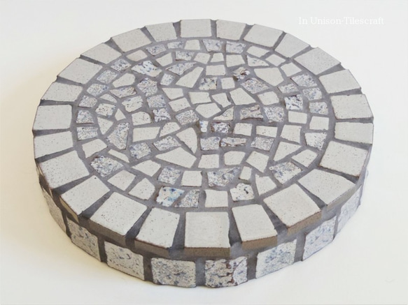 モザイクタイルの円形ディスプレイトレイ 花台 鍋敷き gray　 5枚目の画像