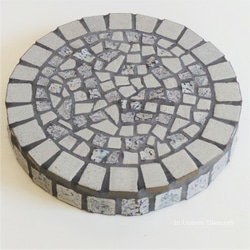 モザイクタイルの円形ディスプレイトレイ 花台 鍋敷き gray　 1枚目の画像