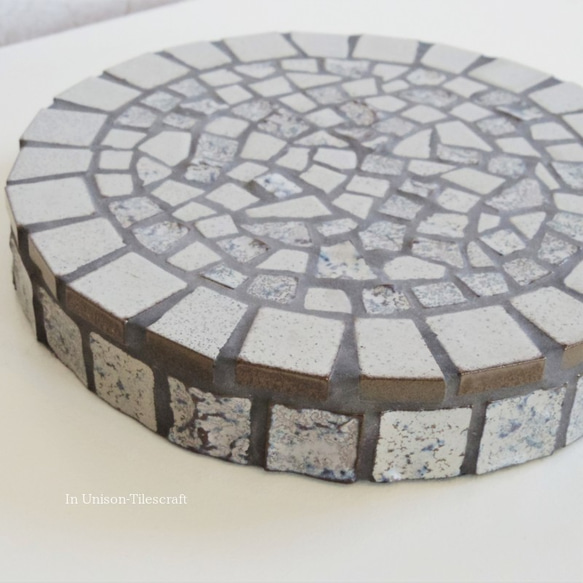 モザイクタイルの円形ディスプレイトレイ 花台 鍋敷き gray　 3枚目の画像