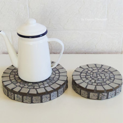 モザイクタイルの円形ディスプレイトレイ 花台 鍋敷き gray　 2枚目の画像