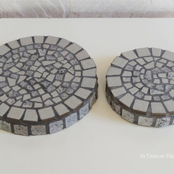 モザイクタイルの円形ディスプレイトレイ 花台 鍋敷き gray　 6枚目の画像