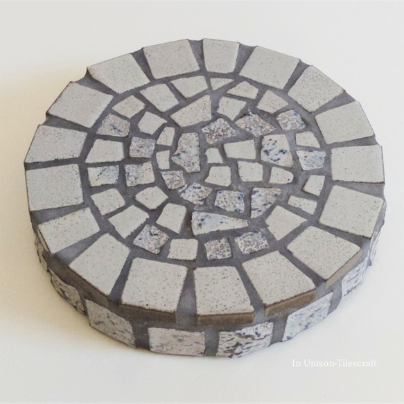 モザイクタイルの円形ディスプレイトレイ 花台 鍋敷き gray（小） 3枚目の画像