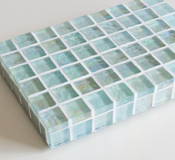 透き通った水色のガラスモザイクタイル ディスプレイトレイ（中）（飾り台・小物置き・什器）【受注制作】 3枚目の画像