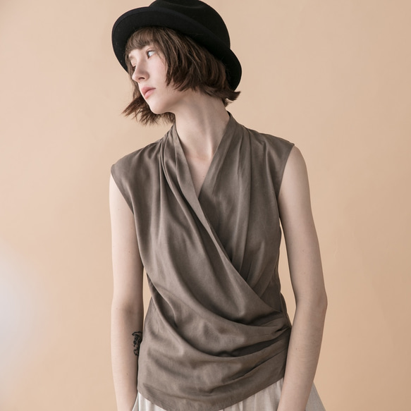 交叉背心 - 卡其  Wrap-effect sleeveless blouse - Khaki 第1張的照片