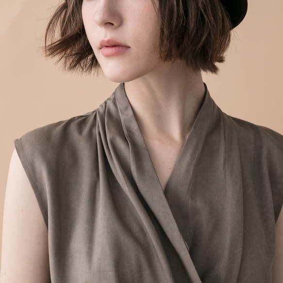 交叉背心 - 卡其  Wrap-effect sleeveless blouse - Khaki 第4張的照片