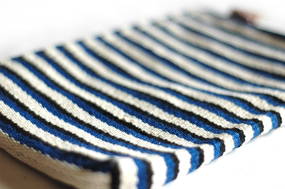 Atita手織りコットン防水ポーチ - 青 - 黒のストリップ 2枚目の画像