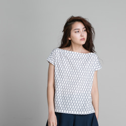 一字領上衣 - 連續圖騰 Boatneck top - Windowpane pattern 第3張的照片