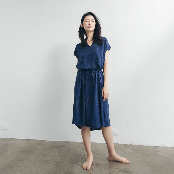 V領洋裝 - 點點 V neck tie-waist midi dress - Dots 第3張的照片