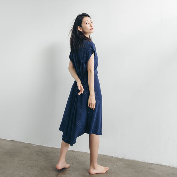 V領洋裝 - 點點 V neck tie-waist midi dress - Dots 第5張的照片