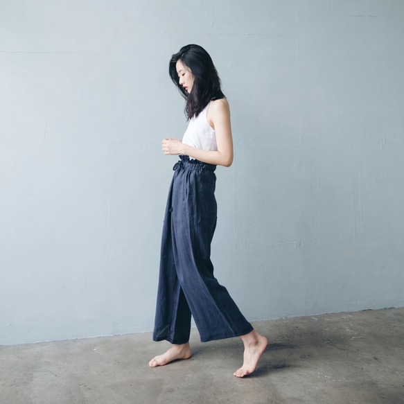 前褶抽繩寬褲 - 藍 Pleated wide-leg pants with drawstrings - Navy 第2張的照片