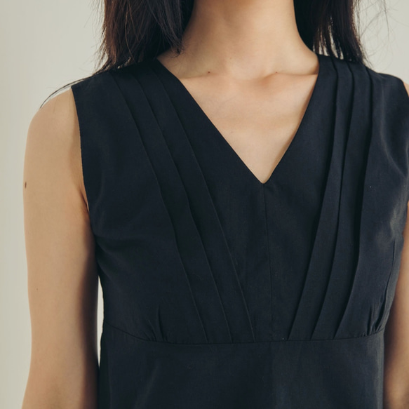 V領壓褶背心 - 黑 Tucked sleeveless blouse - Black 第6張的照片