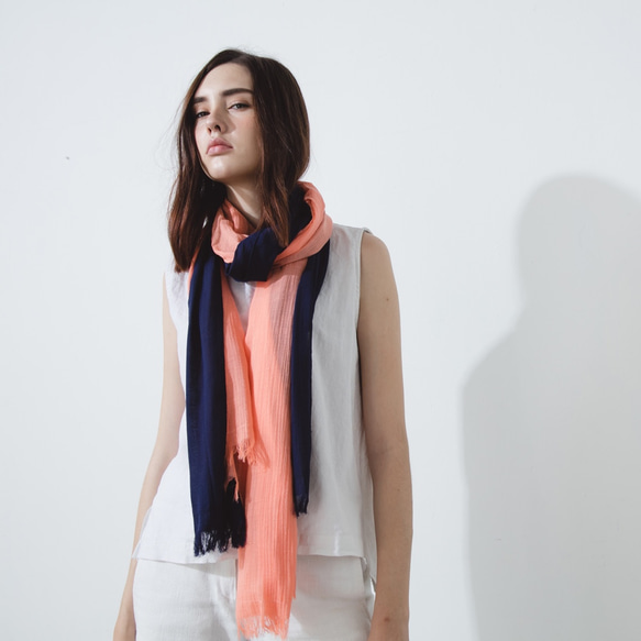 純棉雙色圍巾 - 深海珊瑚 Two-tone cotton scarf - Coral & Sea 第3張的照片