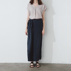 縫線V領上衣 - 岩灰 V-neck top with contrasting stitching  - Ash 第3張的照片