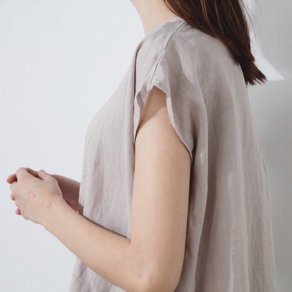 縫線V領上衣 - 岩灰 V-neck top with contrasting stitching  - Ash 第6張的照片