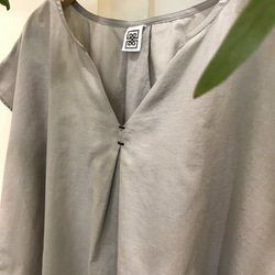 縫線V領上衣 - 岩灰 V-neck top with contrasting stitching  - Ash 第7張的照片