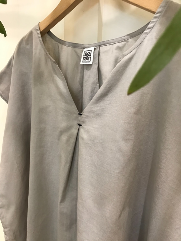 縫線V領上衣 - 岩灰 V-neck top with contrasting stitching  - Ash 第7張的照片