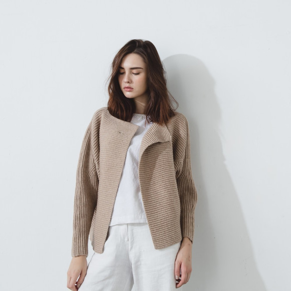 未來感針織外套 - 杏 Horizontal-ribbed wool cardigan - Beige 第4張的照片