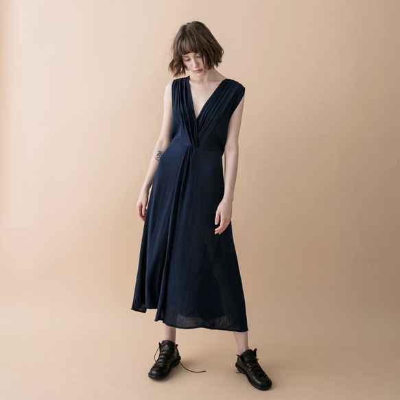 扭結背心洋裝 - 海軍藍 Twist front sleeveless midi dress - Navy 第5張的照片