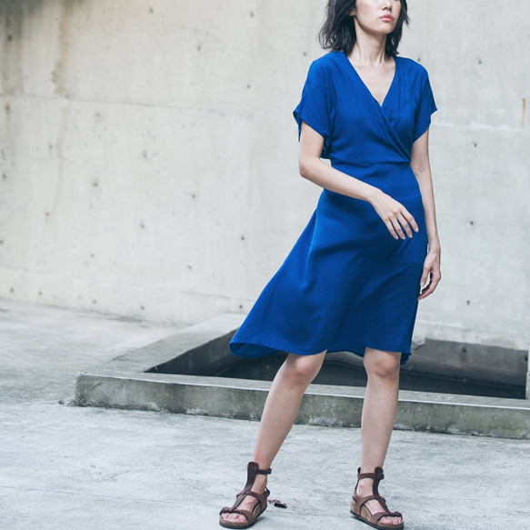 交叉洋裝 - 藍 Wrap-front midi dress - Blue 第1張的照片