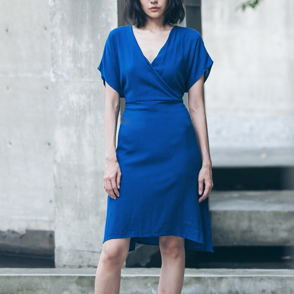 交叉洋裝 - 藍 Wrap-front midi dress - Blue 第2張的照片