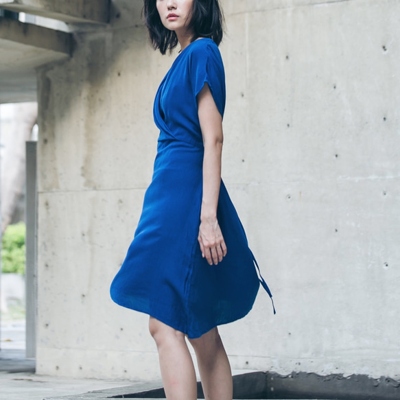 交叉洋裝 - 藍 Wrap-front midi dress - Blue 第8張的照片