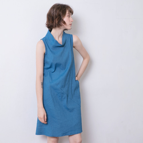 幾何学模様のラペルドレス - コバルトブルー ハイネックシフトドレス