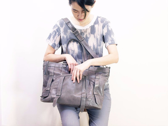 UN1 Large Laptop Leather Tote – Frost Gray 2枚目の画像