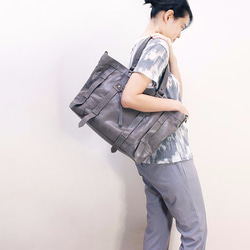 UN1 Large Laptop Leather Tote – Frost Gray 4枚目の画像