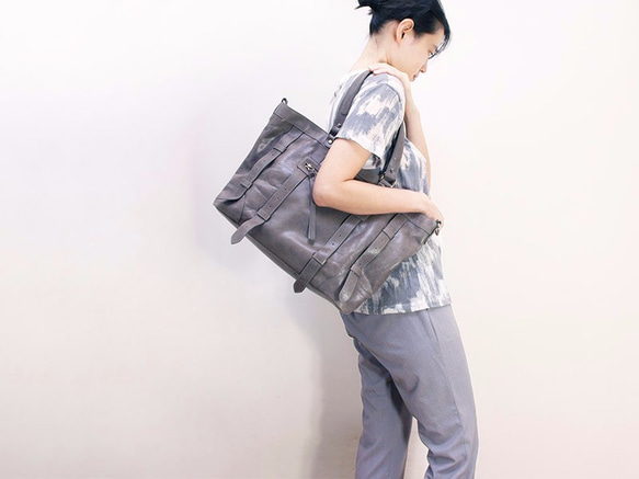 UN1 Large Laptop Leather Tote – Frost Gray 4枚目の画像