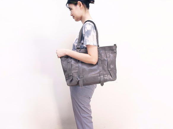 UN1 Large Laptop Leather Tote – Frost Gray 5枚目の画像