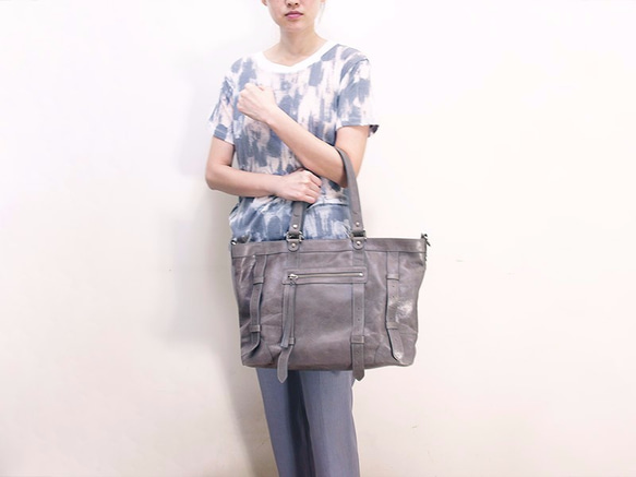 UN1 Large Laptop Leather Tote – Frost Gray 6枚目の画像