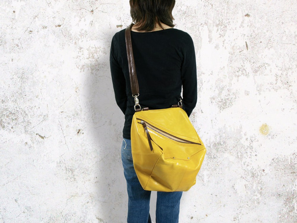 Qb Large Leather / Messenger Bag - Spectra Yellow 1枚目の画像