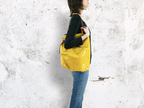 Qb Large Leather / Messenger Bag - Spectra Yellow 2枚目の画像