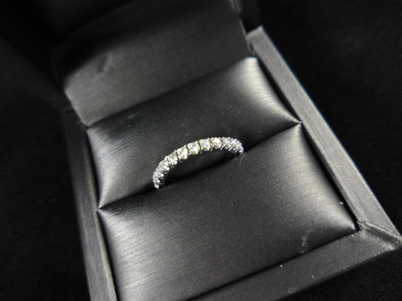 輕奢珠寶 18K白金鑽石線戒 The Classic 18K Diamonds Ring 第3張的照片