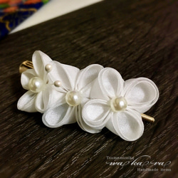 ＜羽二重4匁＞上品な白い小花と蝶々のヘアクリップ☆ 1枚目の画像