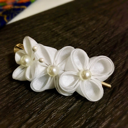 ＜羽二重4匁＞上品な白い小花と蝶々のヘアクリップ☆ 2枚目の画像
