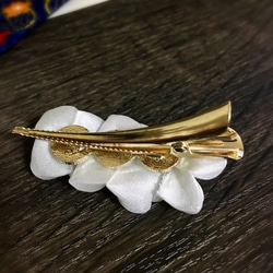 ＜羽二重4匁＞上品な白い小花と蝶々のヘアクリップ☆ 3枚目の画像