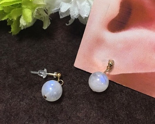 ちか☺︎ 1点作品☆ レインボームーンストーンピアス k14gf】【奇跡を呼ぶ・未来予知】レインボームーンストーンのお肌に