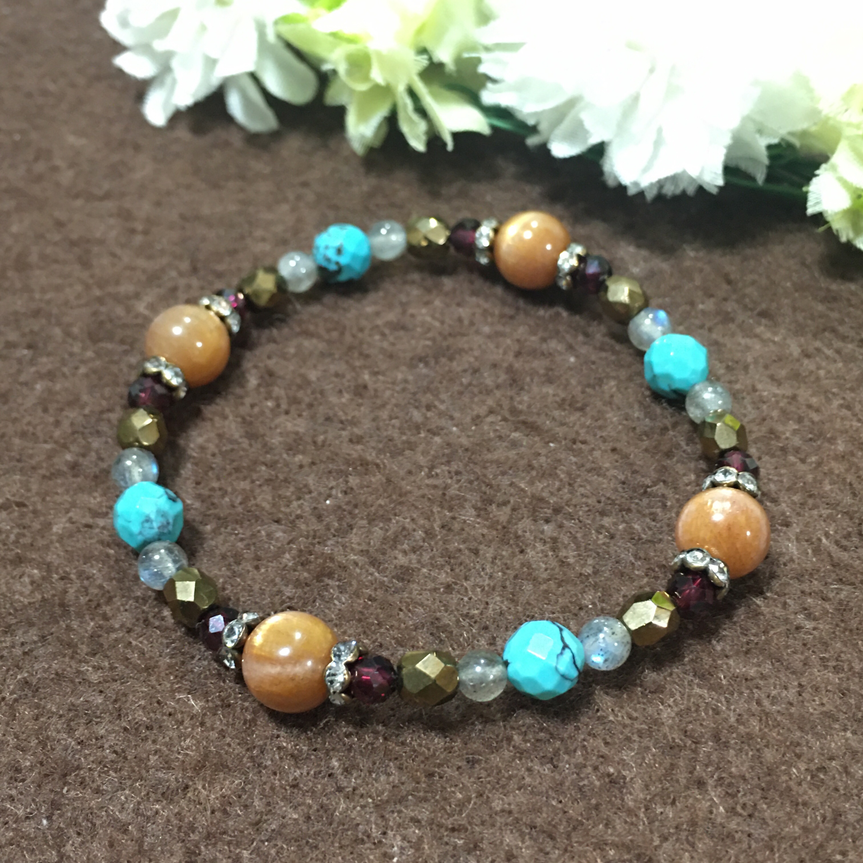 【離れて暮らす家族や遠距離恋愛の御守り】天然ターコイズとゴールデンシャインブラウンムーンストーン、ガーネットのブレス